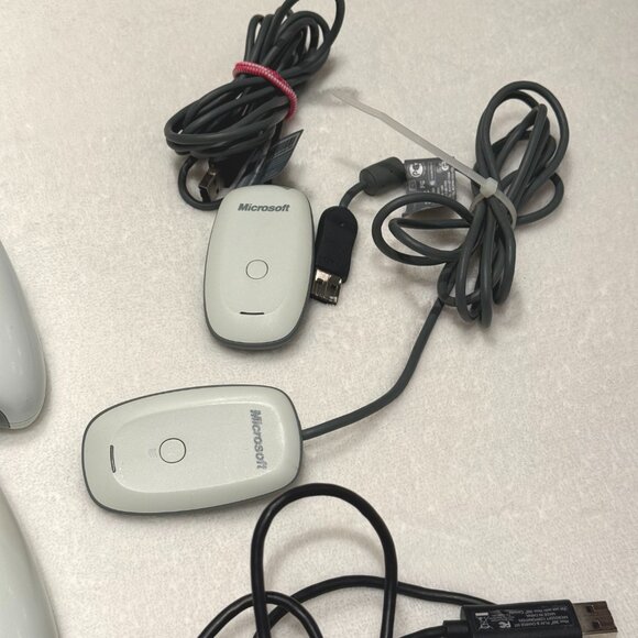 Xbox 360 Slim 250GB Console Bundle + 2 Wireless Controllers + Accessories TESTED - Picture 5 of 10